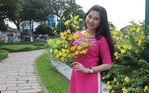 Quế Trân xinh tươi đi tặng quà ngày Tết