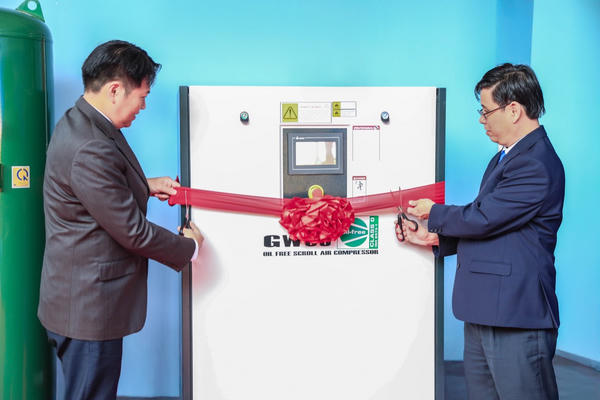 Fusheng (Đài Loan, Trung Quốc) trao tặng máy nén khí không dầu cho Trường Đại học Lạc Hồng