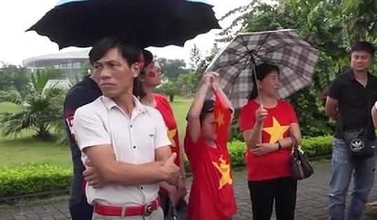 Bố mẹ Văn Quyết, Xuân Trường ra sân bay hồi hộp chờ đón con về