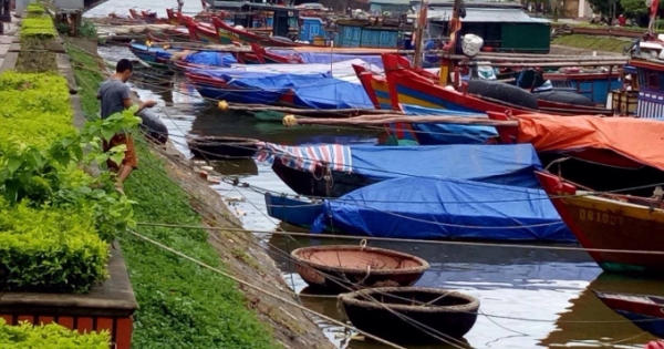 Người dân Quảng Bình căng mình chống bão số 4