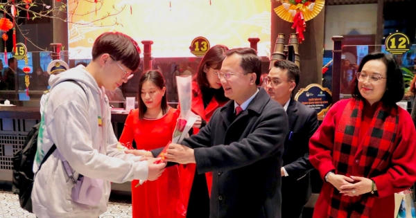 Gần 300 du khách Hàn Quốc “xông đất” thăm Vịnh Hạ Long