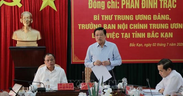 Trưởng Ban Nội chính Trung ương Phan Đình Trạc: "Tỉnh Bắc Kạn không được để lọt cán bộ tham nhũng, quan liêu vào cấp ủy" Trưởng Ban Nội chính Trung ương Phan Đình Trạc: "Tỉnh Bắc Kạn không được để lọt cán bộ tham nhũng, quan liêu vào cấp ủy"