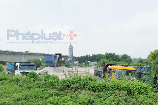 UBND huyện Gia Lâm yêu cầu tháo dỡ, di dời trạm trộn bê tông sai phép của Công ty Trọng Phụng