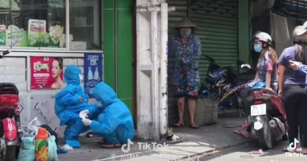 Video: Cộng đồng mạng "chết lặng" với hình ảnh cháu bé mặc đồ bảo hộ thùng thình được đưa đi cách lý