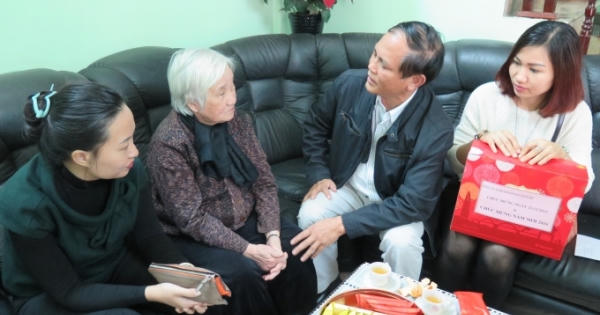 Công ty TNHH Khách sạn Kinh Đô tặng quà mẹ Việt Nam anh hùng