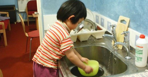 Cha mẹ bắt con làm việc nhà quá sức có thể bị phạt tới 5 triệu đồng