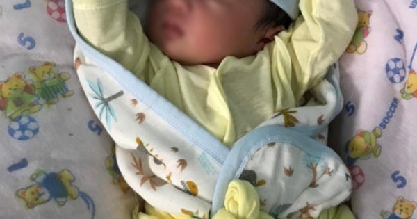 Nửa đêm phát hiện bé gái sơ sinh nằm khóc