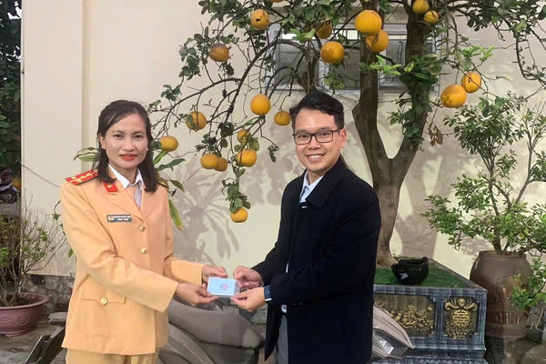 Người dân vui mừng nhận lại xe sau bốn năm mất trộm