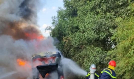 Xe khách chở 11 công nhân từ khu cách ly về quê bất ngờ bốc cháy dữ dội