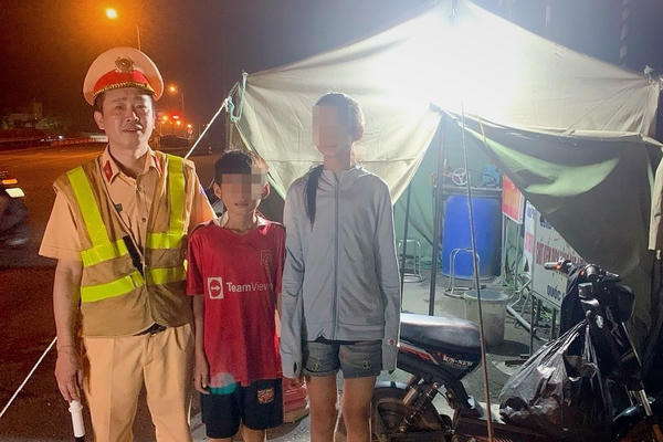 CSGT Hà Nội kịp thời giúp đỡ hai chị em nhỏ từ Thanh Hóa ra xem diễu binh