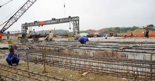 Nhà thầu xây dựng "chóng cả mặt" khi giá thép lại tăng