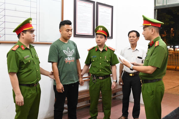 Bắt giữ 2 đối tượng khai thác đất đồi trái phép ở Phú Thọ Bắt giữ 2 đối tượng khai thác đất đồi trái phép ở Phú Thọ