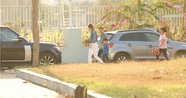 Hồ Ngọc Hà và Cường Đô la vui vẻ dắt con đi xem nhạc kịch