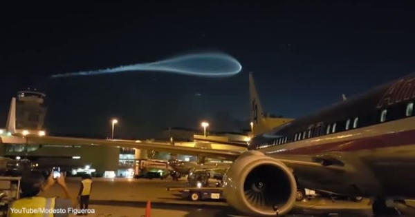 Sự thật bất ngờ về 'vệt sáng ngày tận thế' ở sân bay