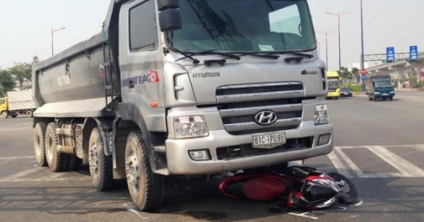 Hai cô gái thoát chết thần kỳ sau khi bị xe ben cuốn vào gầm