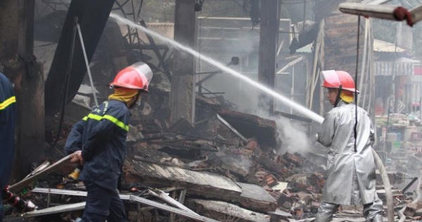 Cảnh sát PCCC nói gì trước thông tin xe cứu hỏa đến chợ Quang quá chậm?