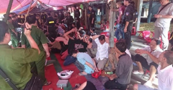 Bắc Kạn: Hàng trăm cảnh sát đột kích sới bạc “khủng”, tóm gọn nhiều... “quý bà" Bắc Kạn: Hàng trăm cảnh sát đột kích sới bạc “khủng”, tóm gọn nhiều... “quý bà"