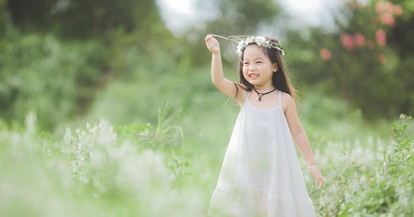 Ngắm "thiên thần nhí" hồn nhiên trên cánh đồng hoa