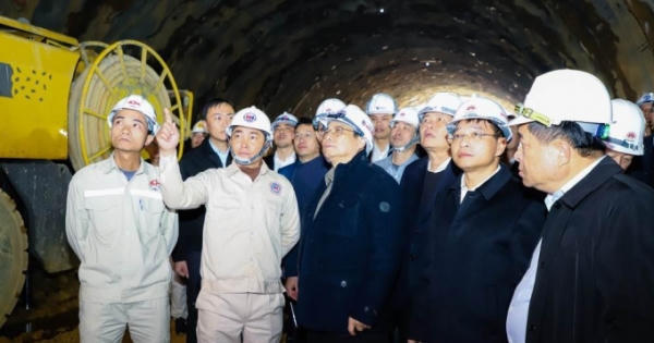 Thủ tướng Phạm Minh Chính: Nghiên cứu xây dựng điểm dừng nghỉ tại 2 đầu hầm Thần Vũ