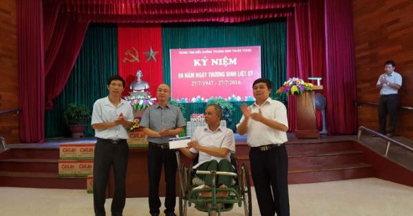 Tân Hiệp Phát cùng đoàn Thanh tra 6 bộ ngành thăm tặng quà thương binh nặng