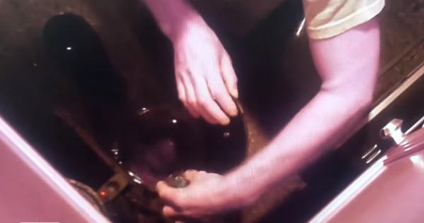 Lén lắp camera, vợ phát hiện bị chồng đầu độc