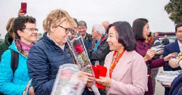 Quảng Ninh: Du khách phấn khởi nhận lì xì từ lãnh đạo tỉnh trong ngày đầu năm mới