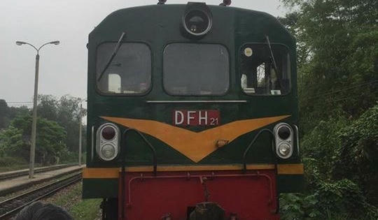 Yên Bái: Sau va chạm tàu hỏa, người phụ dính chặt vào đầu tàu tử vong