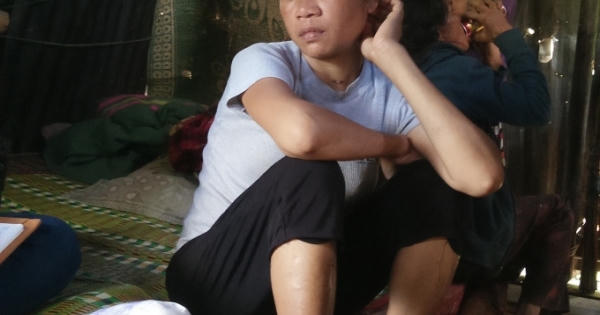 Ăn gạo quà Tết có mùi bột giặt, người nghèo nhập viện