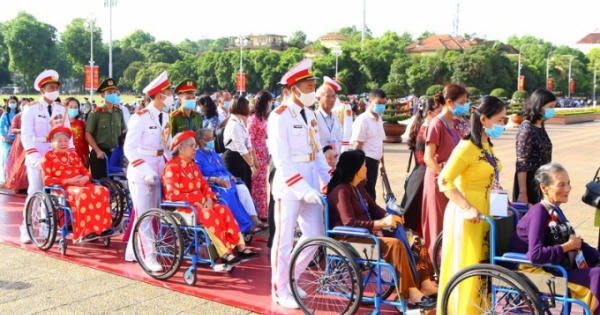 Hình ảnh đoàn Mẹ VNAH ngồi xe lăn xếp hàng viếng Chủ tịch Hồ Chí Minh