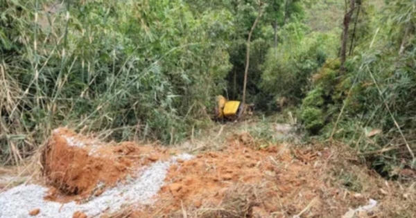 Kon Tum: Xe tải lao xuống vực hơn 50m, tài xế may mắn thoát nạn