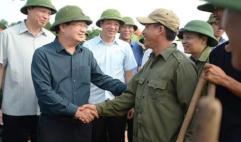 Phó Thủ tướng thị sát tuyến đê xung yếu và công tác ứng phó bão số 6 Phó Thủ tướng thị sát tuyến đê xung yếu và công tác ứng phó bão số 6