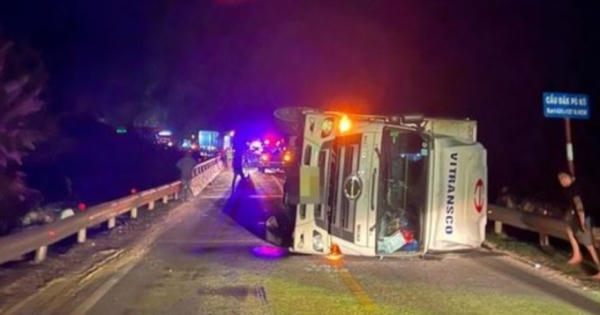 Kon Tum: Xe tải lật đè xe con trên đèo Lò Xo khiến 4 người thương vong