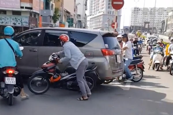 TP HCM: Gây tai nạn rồi bỏ chạy, ô tô bị người dân truy đuổi dữ dội