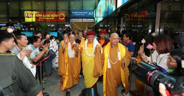 Phật tử, người dân dâng hoa cung đón Đức Pháp Vương Gyalwang Drukpaa