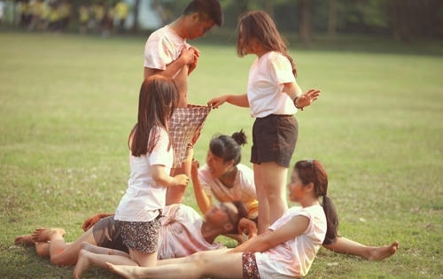 Kỷ yếu hay trò lố về văn hóa?