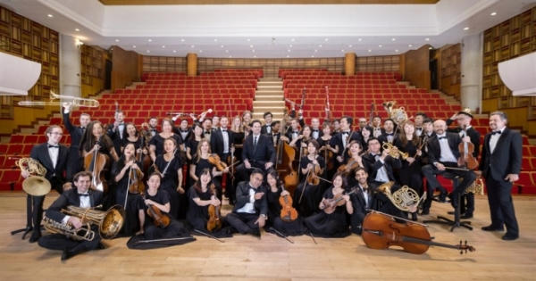 Nhạc trưởng Olivier Ochanine và những “thông điệp” chống dịch Covid vô cùng lạc quan Nhạc trưởng Olivier Ochanine và những “thông điệp” chống dịch Covid vô cùng lạc quan