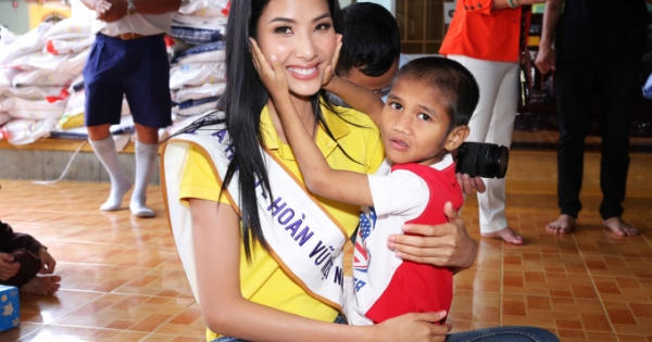 H'Hen Niê đi từ thiện ngay sau khi đăng quang Hoa Hậu Hoàn Vũ