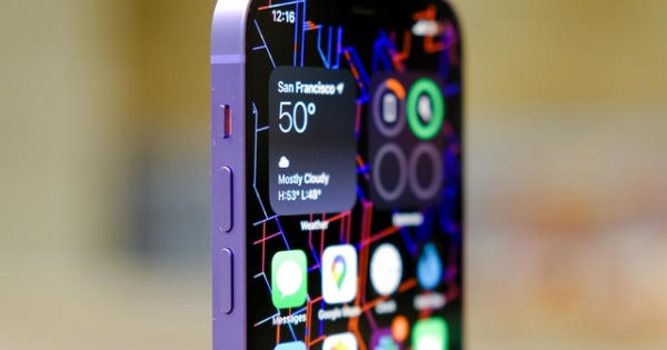 Cận cảnh chiếc iPhone 12 "tím mộng mơ" vừa ra mắt của Apple Cận cảnh chiếc iPhone 12 "tím mộng mơ" vừa ra mắt của Apple