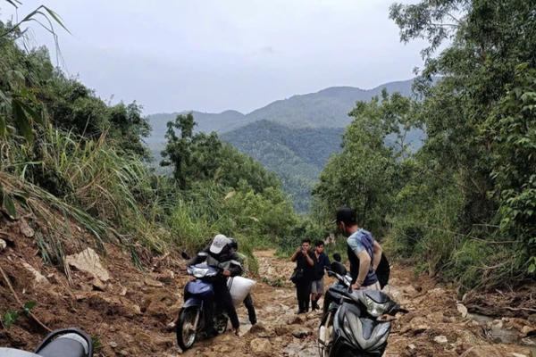 Người dân Đắk Lắk dựng cầu tạm giữa chia cắt để nhận hàng cứu trợ