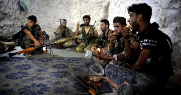 Thước phim về khoảnh khắc bom rơi tại thành trì cuối cùng của phiến quân Syria