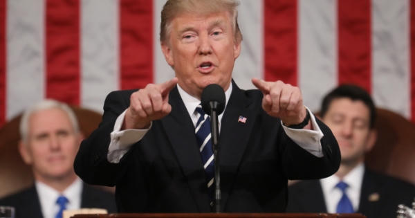 Tổng thống Trump tiếp tục hoãn ký sắc lệnh di trú mới