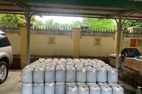 Tiêu hủy 2.600 lít nước mắm không rõ nguồn gốc Tiêu hủy 2.600 lít nước mắm không rõ nguồn gốc