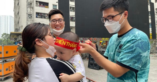 Màn hình LED khổng lồ tại khu chung cư vạn dân, giúp cư dân cổ vũ cho trận chung kết "nảy lửa"