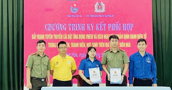 Ký kết phối hợp tuyên truyền, cài đặt ứng dụng định danh điện tử Ký kết phối hợp tuyên truyền, cài đặt ứng dụng định danh điện tử