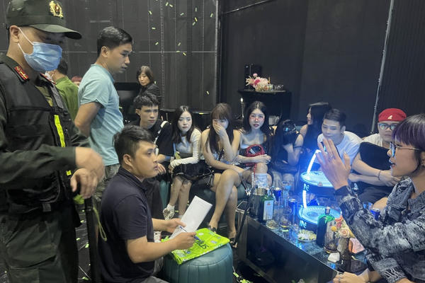 Kiểm tra tại quán bar A Plus, phát hiện nhiều người dương tính với ma túy