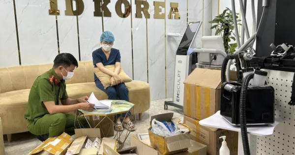 Không có bằng cấp, nhân viên thực hiện nâng ngực cho khách