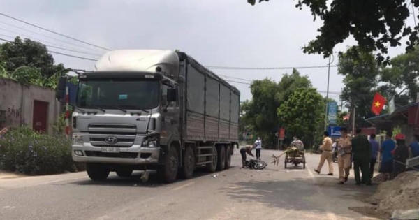 [Clip]: Xe máy lấn làn tông vào đầu xe ô tô tải đi ngược chiều