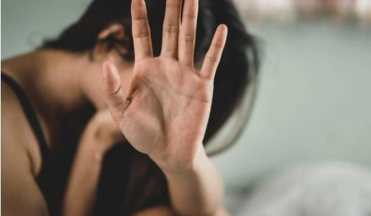 Rủ bạn gái về ăn sinh nhật mình rồi chuốc say cho cả nhóm cưỡng hiếp