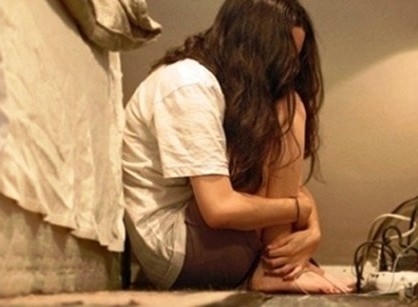 Vợ vắng nhà, "yêu râu xanh" giở trò đồi bại với bé gái hàng xóm Vợ vắng nhà, "yêu râu xanh" giở trò đồi bại với bé gái hàng xóm