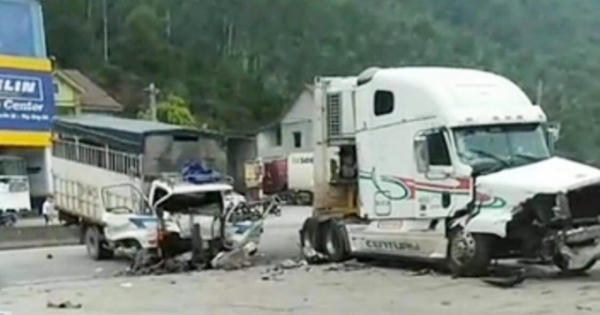 Hà Tĩnh: Xe tải "biến hình" sau cú va chạm trực diện với container